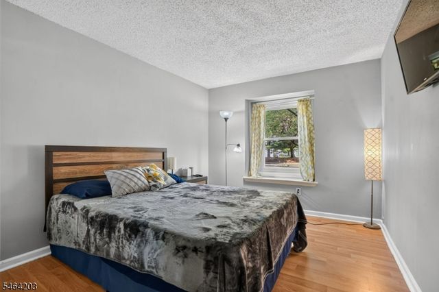 51 Woodmere Dr, Sayreville Boro, NJ 08859