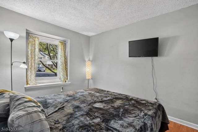 51 Woodmere Dr, Sayreville Boro, NJ 08859