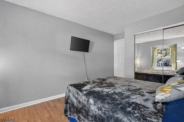 51 Woodmere Dr, Sayreville Boro, NJ 08859