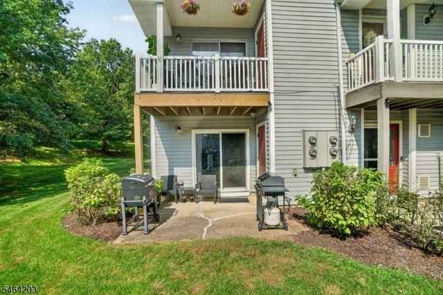 51 Woodmere Dr, Sayreville Boro, NJ 08859