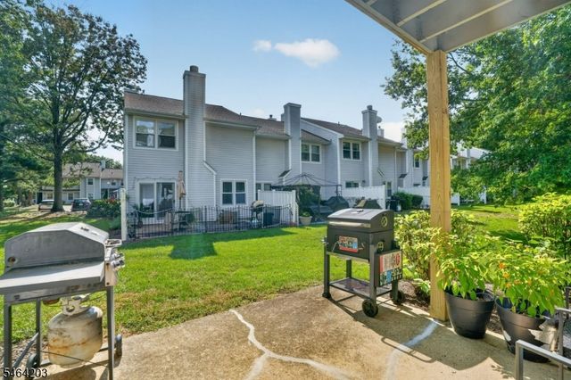 51 Woodmere Dr, Sayreville Boro, NJ 08859