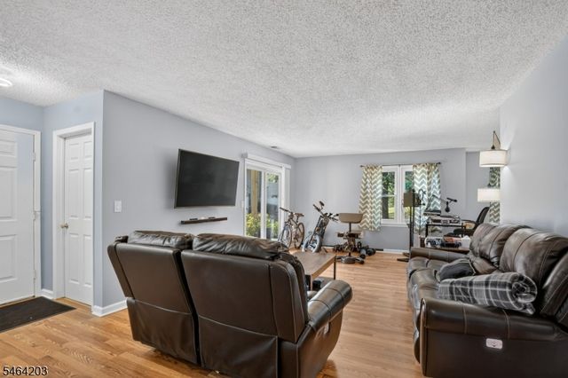 51 Woodmere Dr, Sayreville Boro, NJ 08859