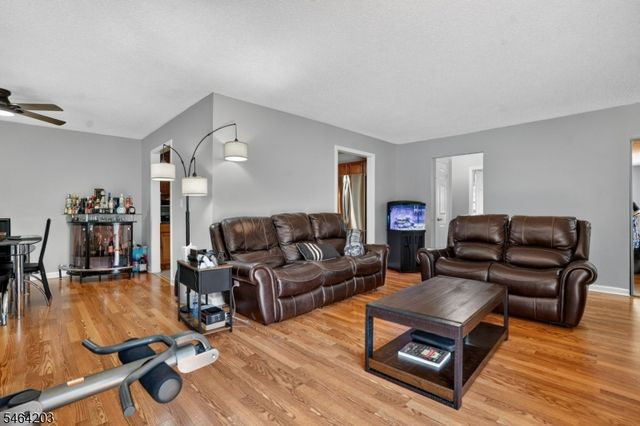 51 Woodmere Dr, Sayreville Boro, NJ 08859