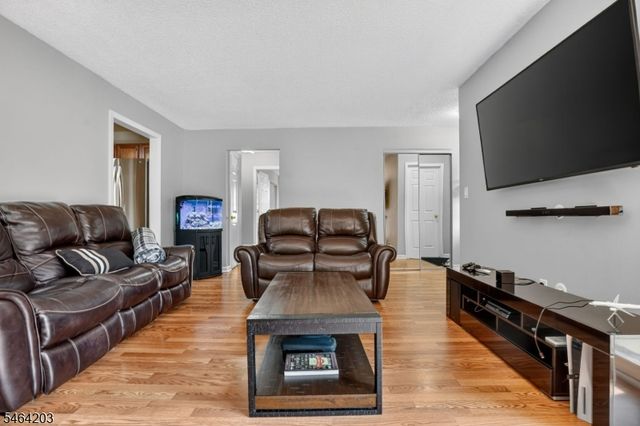 51 Woodmere Dr, Sayreville Boro, NJ 08859