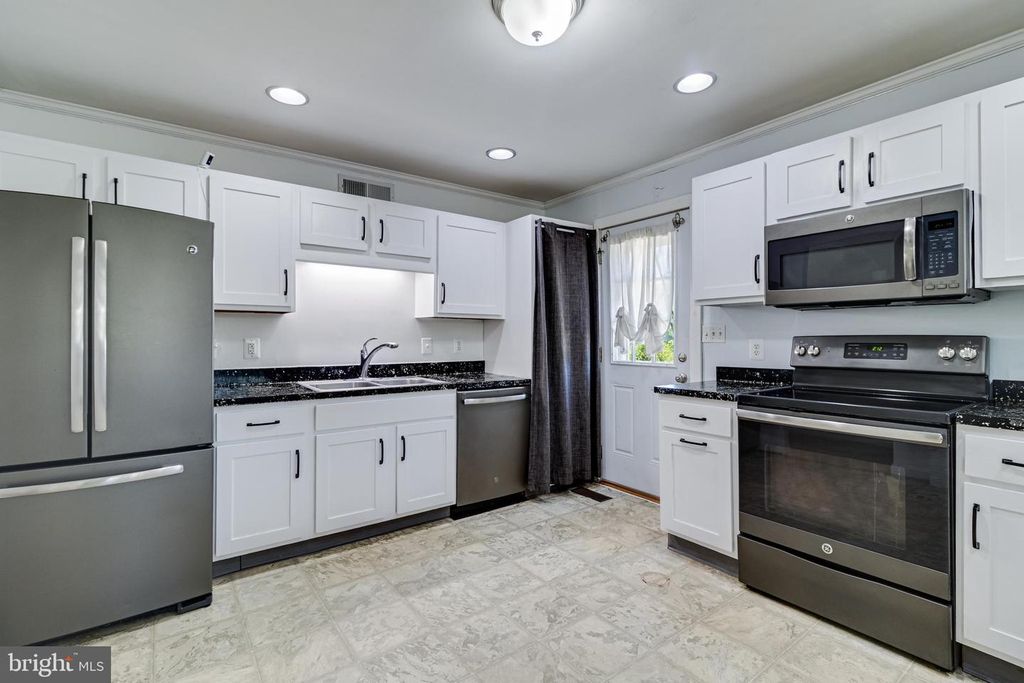 Image 10 of property listing at 1506 DOGWOOD RD, St Leonard, MD 20685