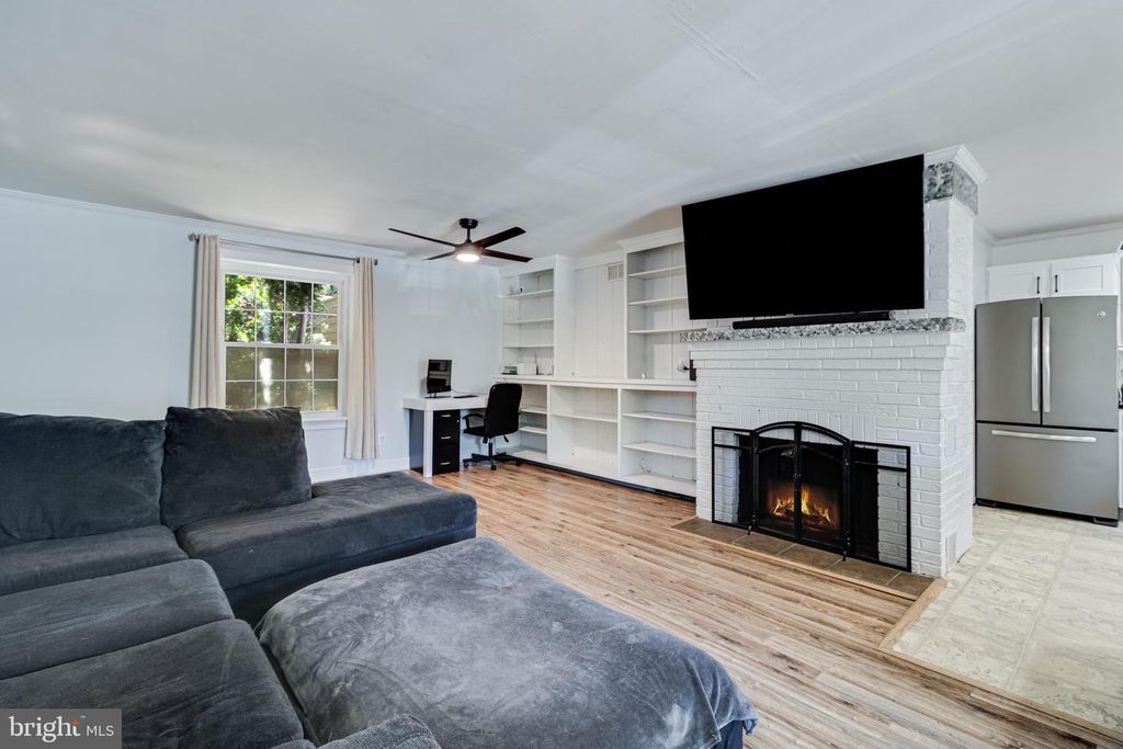 Image 6 of property listing at 1506 DOGWOOD RD, St Leonard, MD 20685