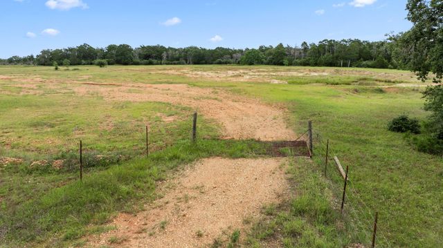 000 Vogelsang Road, Columbus, TX 78934