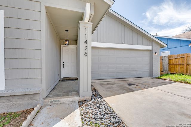 11426 Black Fox Dr, San Antonio, TX 78245