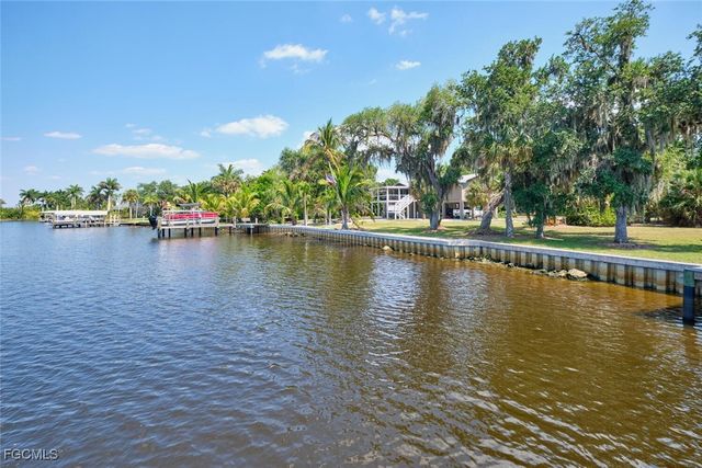 2212 River Pine DR, Fort Myers, FL 33905