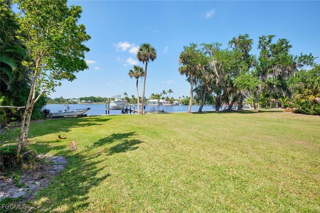 2212 River Pine DR, Fort Myers, FL 33905