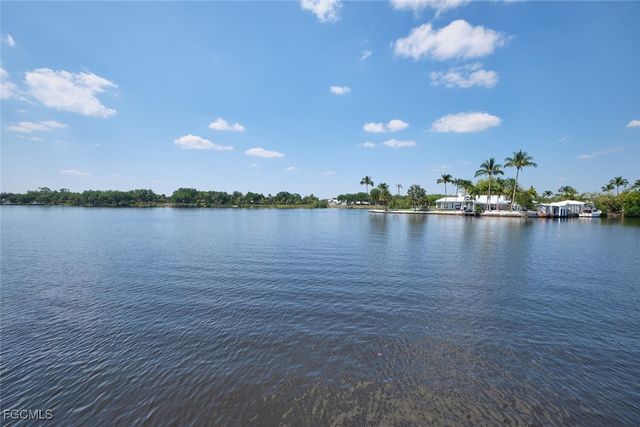 2212 River Pine DR, Fort Myers, FL 33905