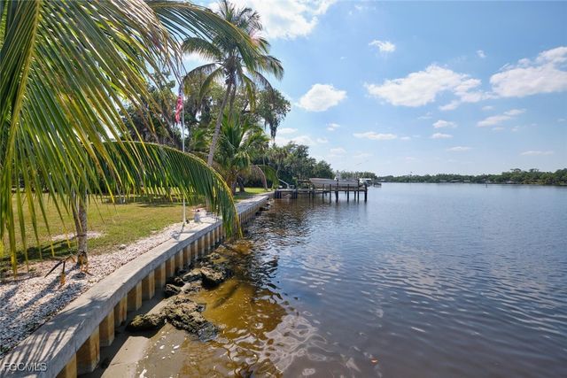 2212 River Pine DR, Fort Myers, FL 33905