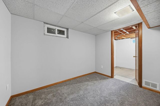 821 Sterling Street N, Maplewood, MN 55119