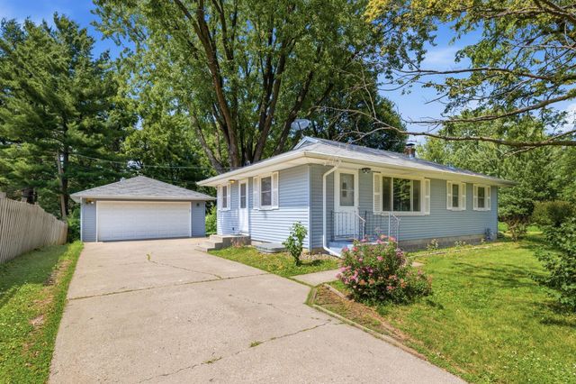821 Sterling Street N, Maplewood, MN 55119