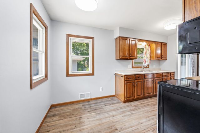 821 Sterling Street N, Maplewood, MN 55119