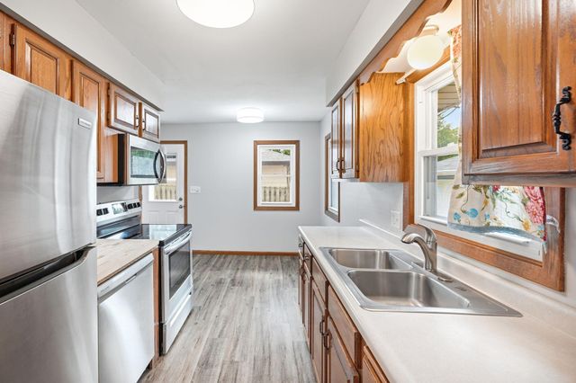 821 Sterling Street N, Maplewood, MN 55119