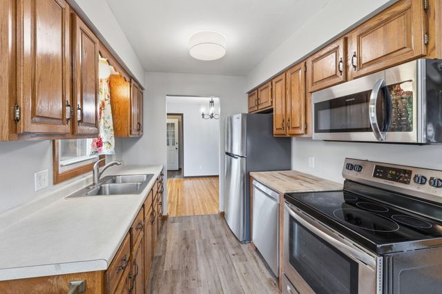 821 Sterling Street N, Maplewood, MN 55119