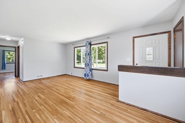 821 Sterling Street N, Maplewood, MN 55119