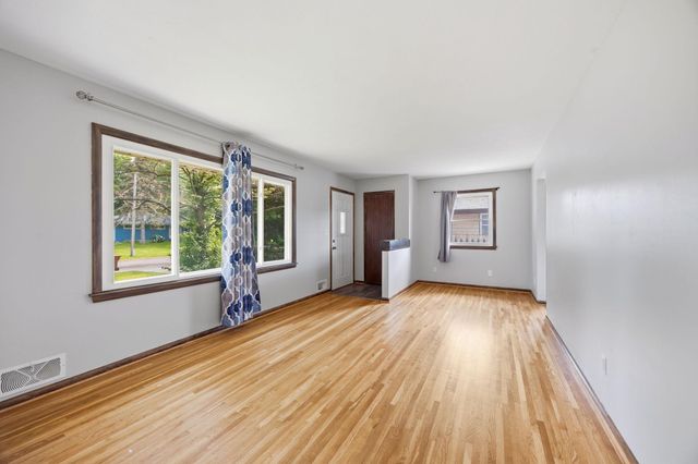 821 Sterling Street N, Maplewood, MN 55119