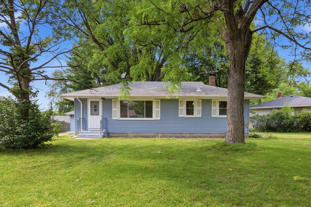 821 Sterling Street N, Maplewood, MN 55119