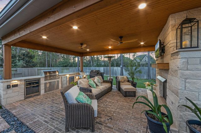 137 Sweeping Valley Drive, Montgomery, TX 77316