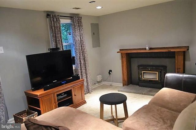 2022 MAYFLOWER DR, Woodbridge, VA 22192
