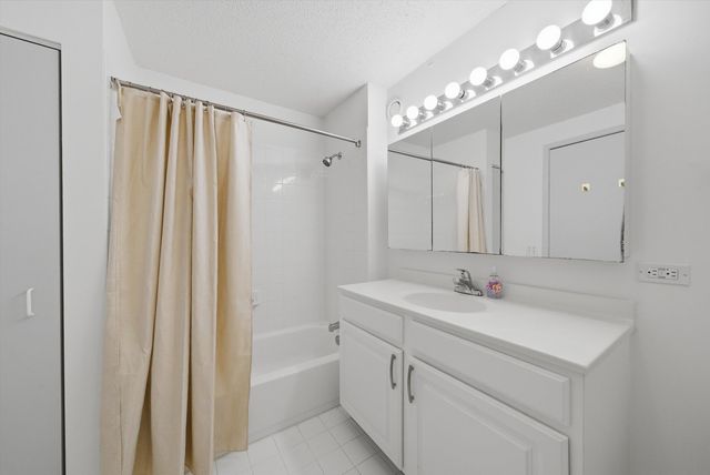 545 N Dearborn Street W1703, Chicago, IL 60654
