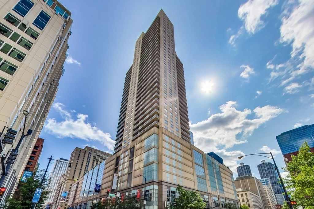 545 N Dearborn Street W1703, Chicago, IL 60654