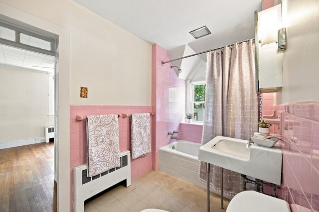 46 Finn St, Northampton, MA 01060