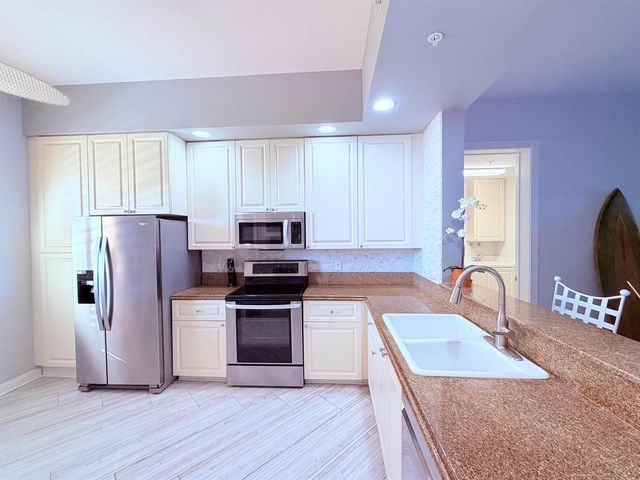3 E Harbour Isle Drive E 204, Fort Pierce, FL 34949