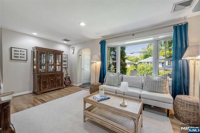 114 Summit Avenue, Waldwick, NJ 07463