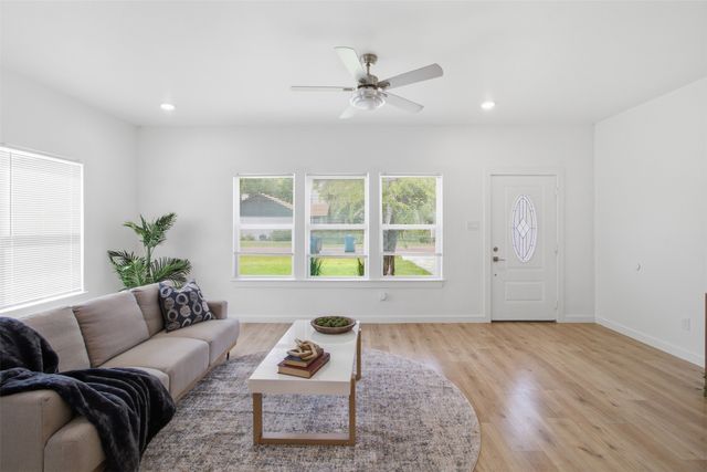 111 Newton Lane, Gun Barrel City, TX 75156