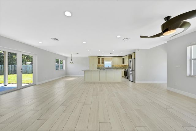 2388 E EDGEWATER Drive, Palm Beach Gardens, FL 33410