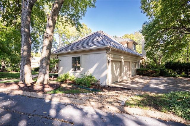 204 Fall Creek Road, Lawrence, KS 66049
