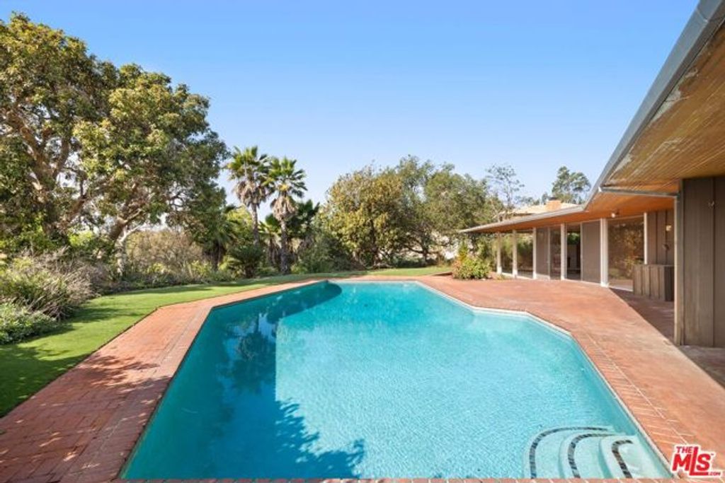 590 N Tigertail Road, Los Angeles, CA 90049