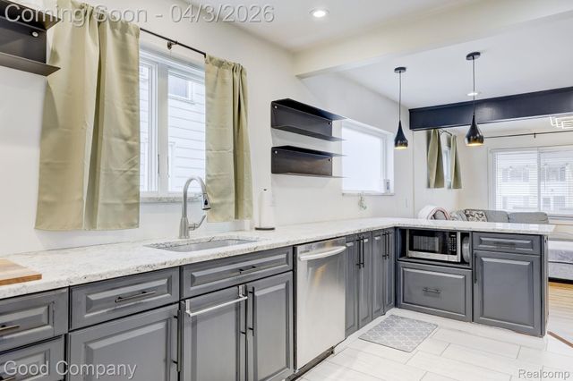 564 E Lewiston Avenue, Ferndale, MI 48220