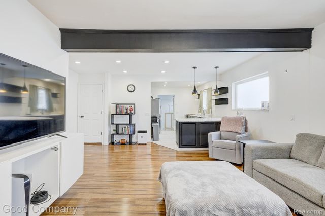 564 E Lewiston Avenue, Ferndale, MI 48220