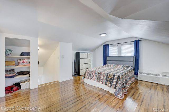 564 E Lewiston Avenue, Ferndale, MI 48220