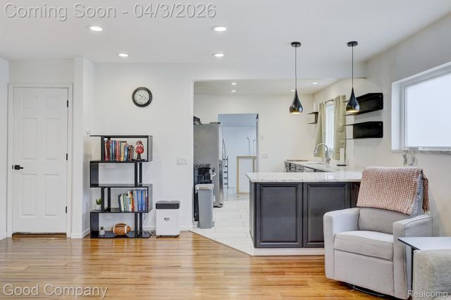 564 E Lewiston Avenue, Ferndale, MI 48220