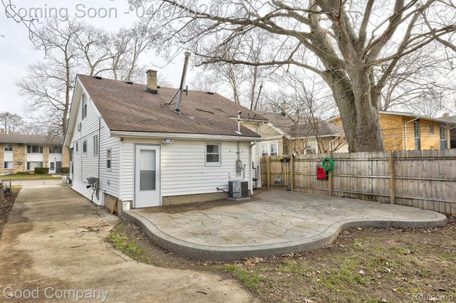 564 E Lewiston Avenue, Ferndale, MI 48220