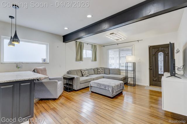 564 E Lewiston Avenue, Ferndale, MI 48220