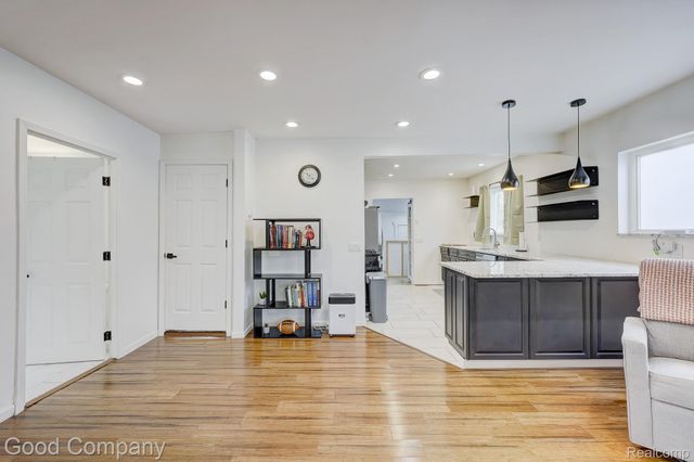 564 E Lewiston Avenue, Ferndale, MI 48220