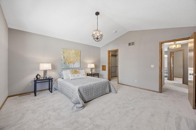 625 Mcfaddens Trail, Eagan, MN 55123