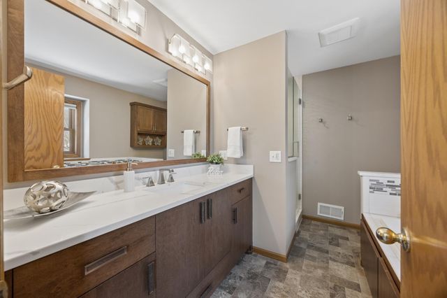 625 Mcfaddens Trail, Eagan, MN 55123