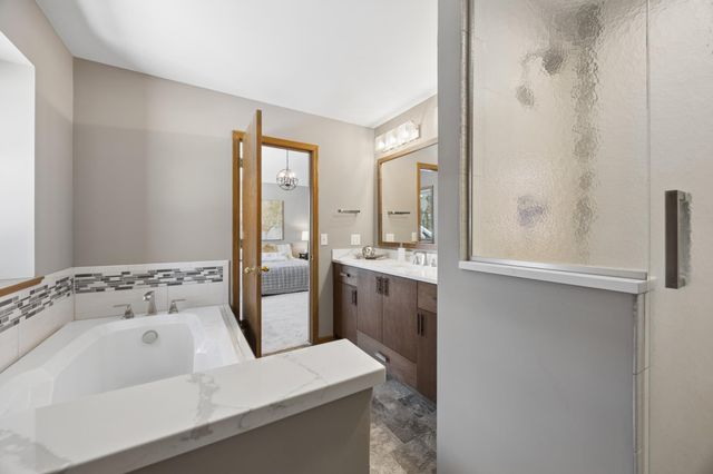 625 Mcfaddens Trail, Eagan, MN 55123