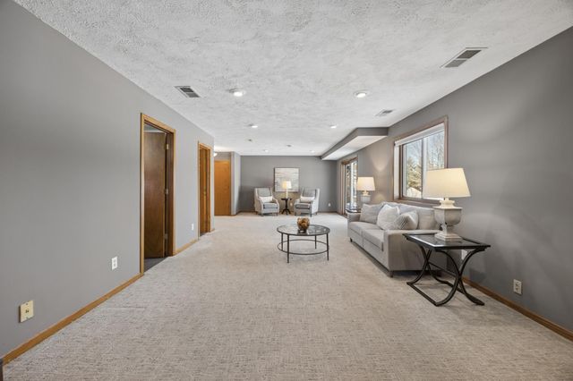 625 Mcfaddens Trail, Eagan, MN 55123