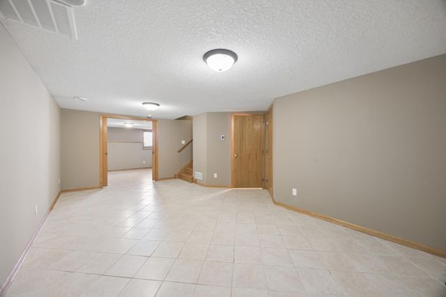 625 Mcfaddens Trail, Eagan, MN 55123