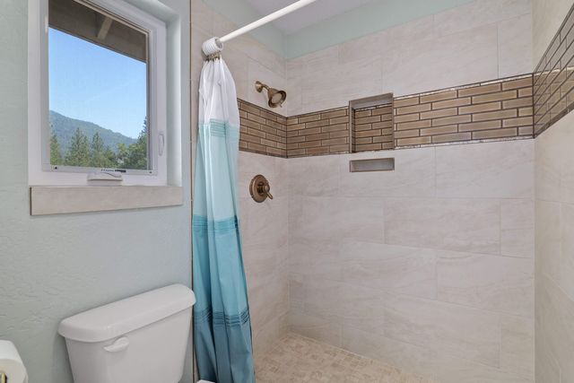 701 Serenity Lane, Grants Pass, OR 97526