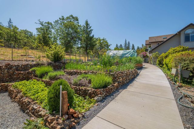 701 Serenity Lane, Grants Pass, OR 97526