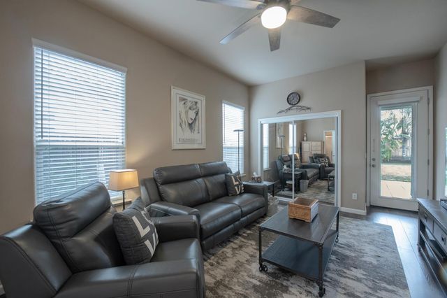 1890 N Hornet Avenue, Clovis, CA 93619